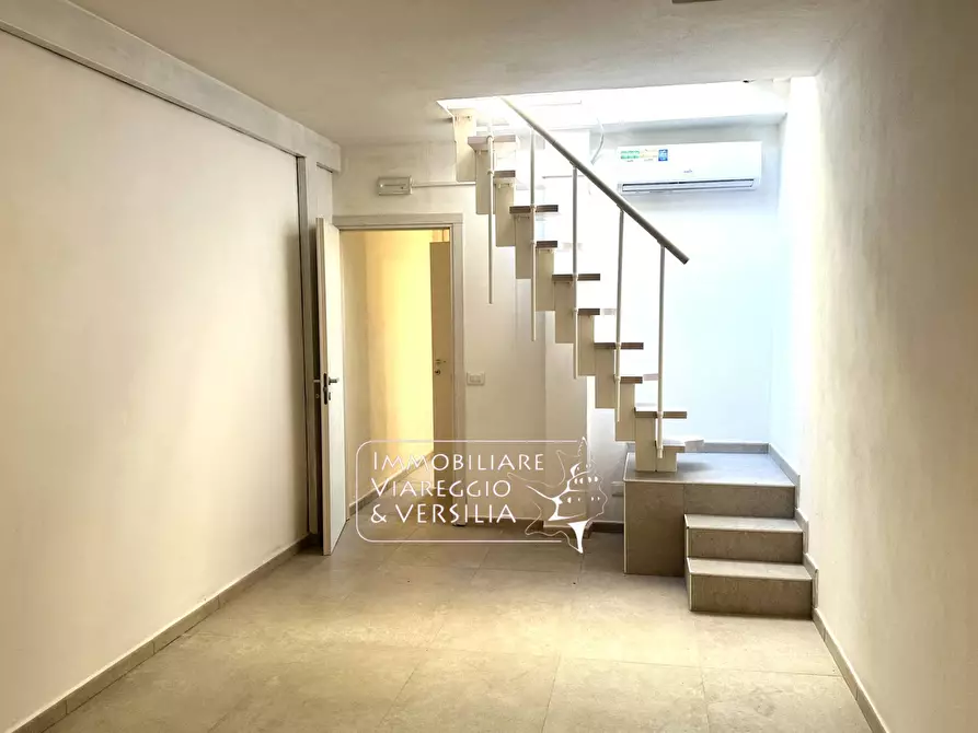 Immagine 2 di Capannone industriale in vendita  in Via Nicola Pisano 5 a Viareggio