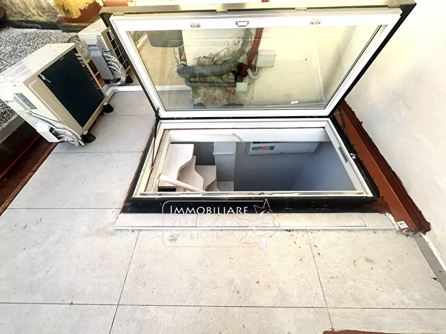 Immagine 10 di Capannone industriale in vendita  in Via Nicola Pisano 5 a Viareggio