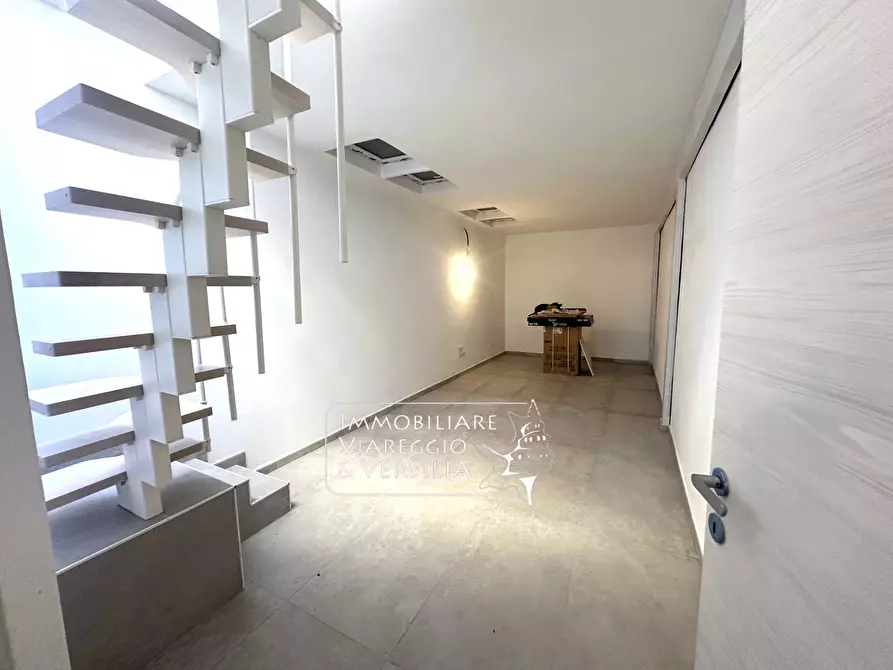 Immagine 3 di Appartamento in vendita  a Viareggio