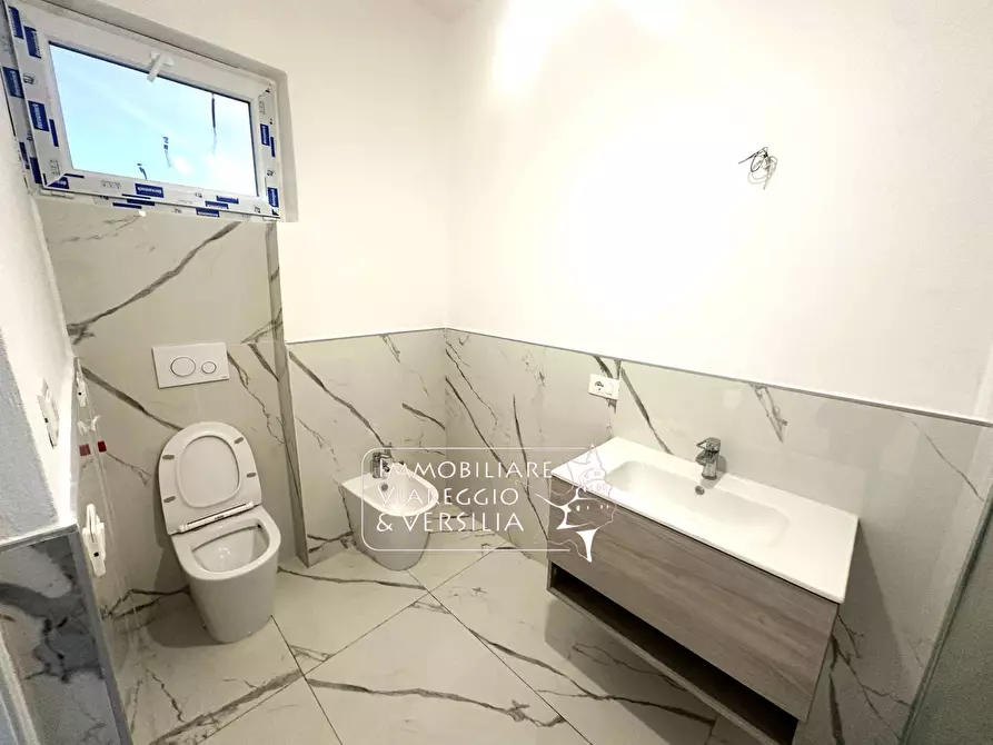 Immagine 4 di Appartamento in vendita  a Viareggio