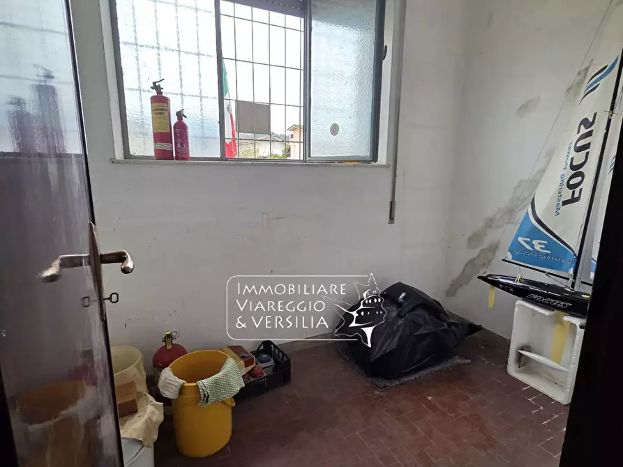 Immagine 9 di Magazzino in vendita  in via Sarzanese a Massarosa