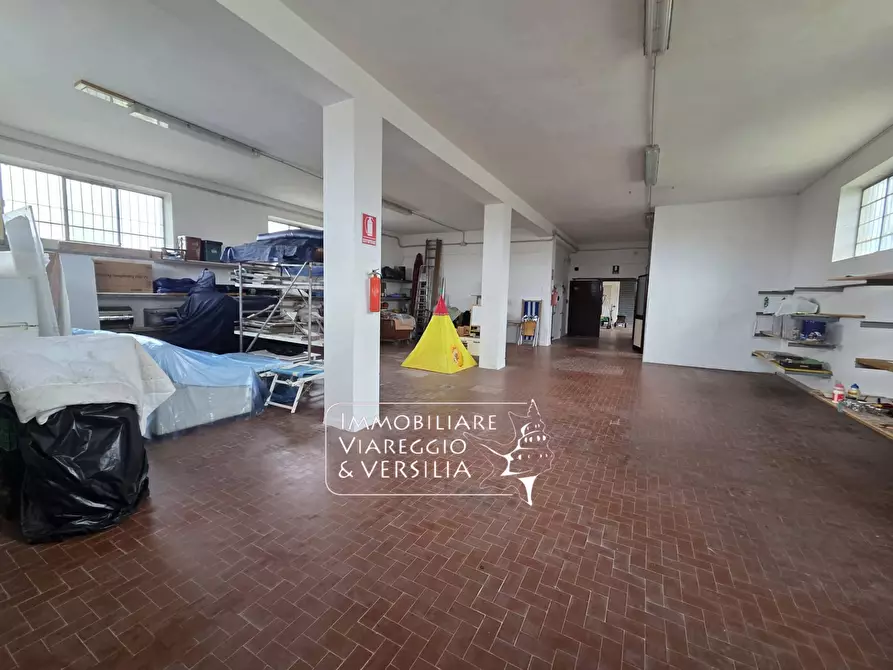 Immagine 3 di Magazzino in vendita  in via Sarzanese a Massarosa