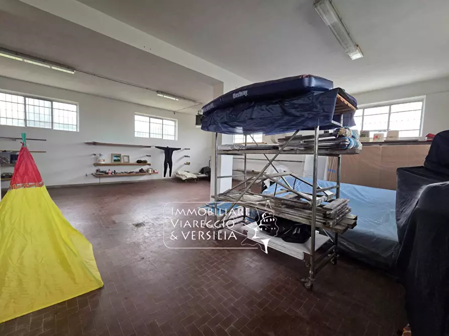 Immagine 10 di Magazzino in vendita  in via Sarzanese a Massarosa
