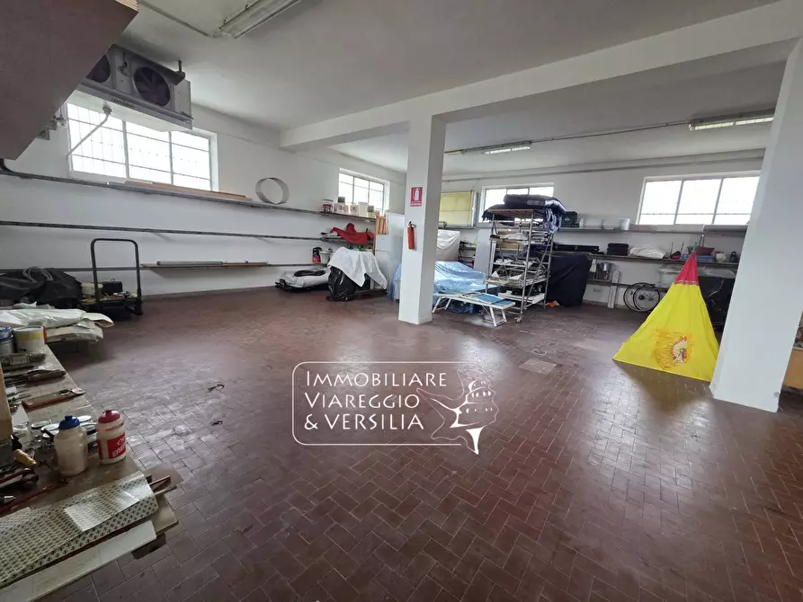 Immagine 1 di Magazzino in vendita  in via Sarzanese a Massarosa