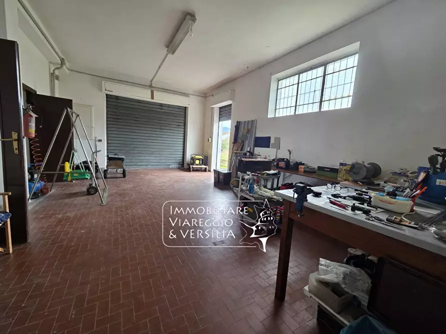 Immagine 13 di Magazzino in vendita  in via Sarzanese a Massarosa