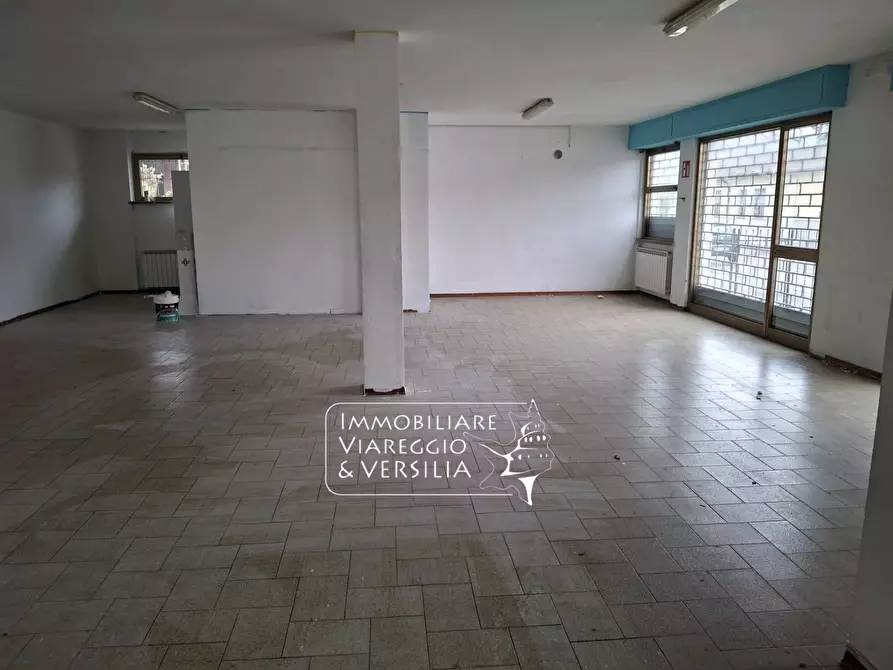 Immagine 3 di Negozio in vendita  in via Vetraia 7 a Viareggio