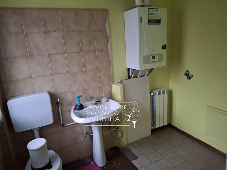 Immagine 8 di Negozio in vendita  in via Vetraia 7 a Viareggio