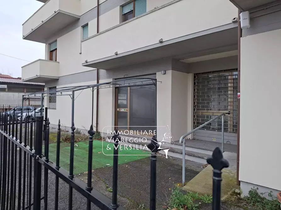 Immagine 4 di Negozio in vendita  in via Vetraia 7 a Viareggio