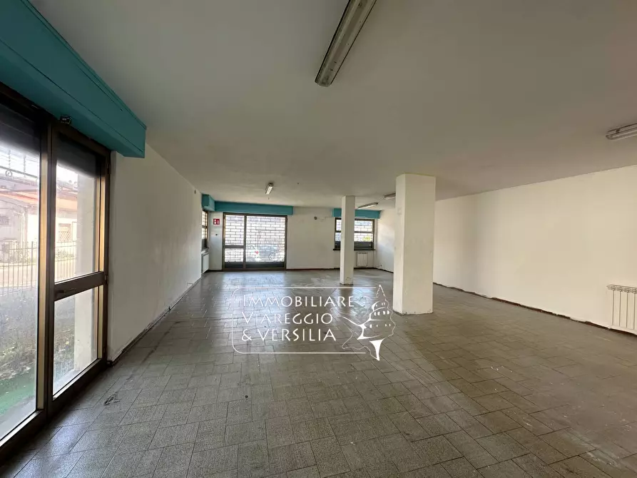 Immagine 9 di Negozio in vendita  in via Vetraia 7 a Viareggio