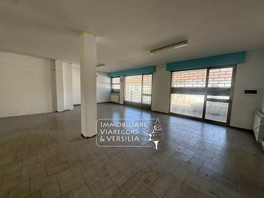 Immagine 10 di Negozio in vendita  in via Vetraia 7 a Viareggio