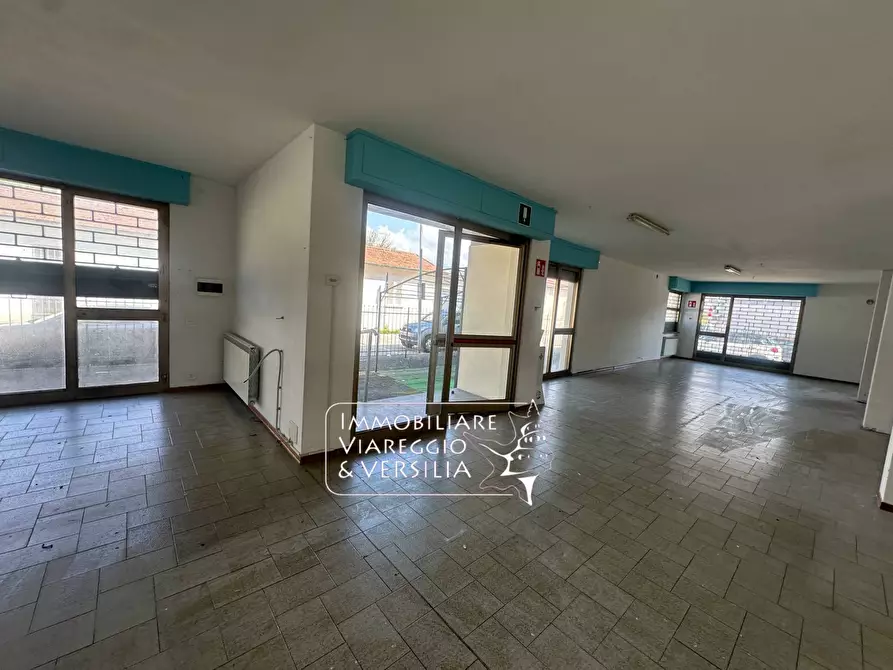 Immagine 11 di Negozio in vendita  in via Vetraia 7 a Viareggio