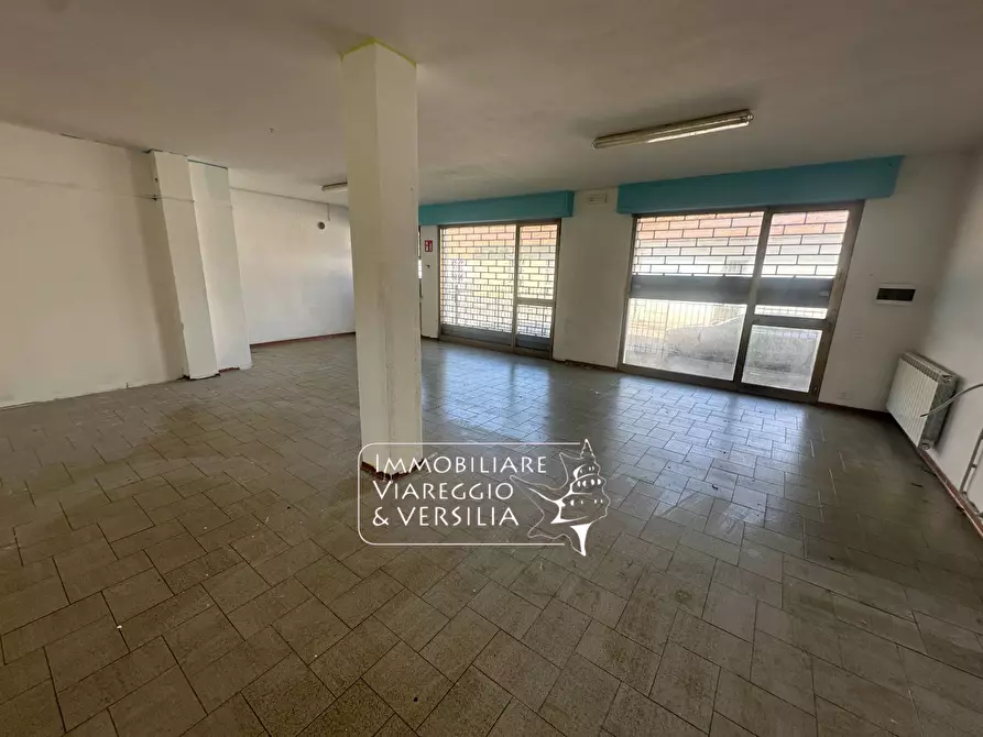 Immagine 12 di Negozio in vendita  in via Vetraia 7 a Viareggio