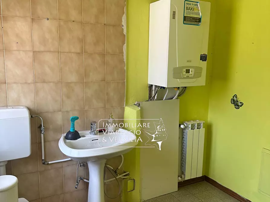 Immagine 13 di Negozio in vendita  in via Vetraia 7 a Viareggio