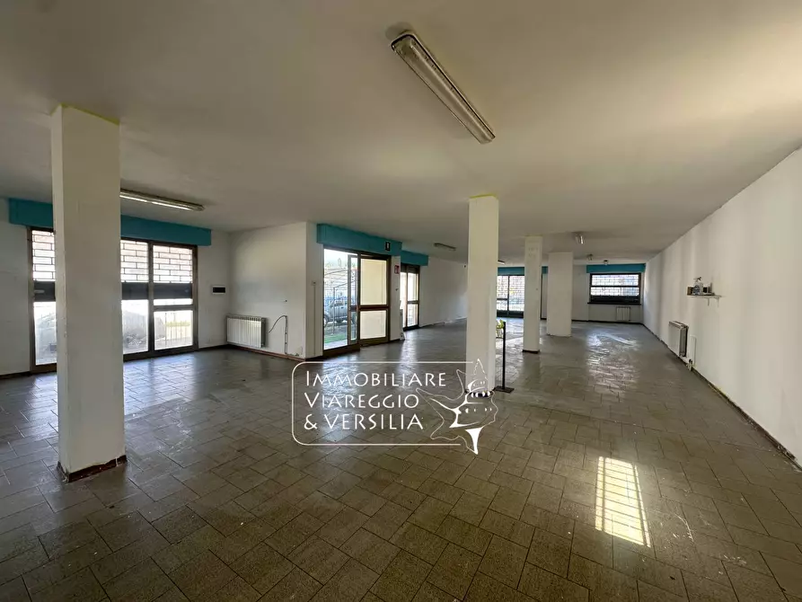 Immagine 15 di Negozio in vendita  in via Vetraia 7 a Viareggio