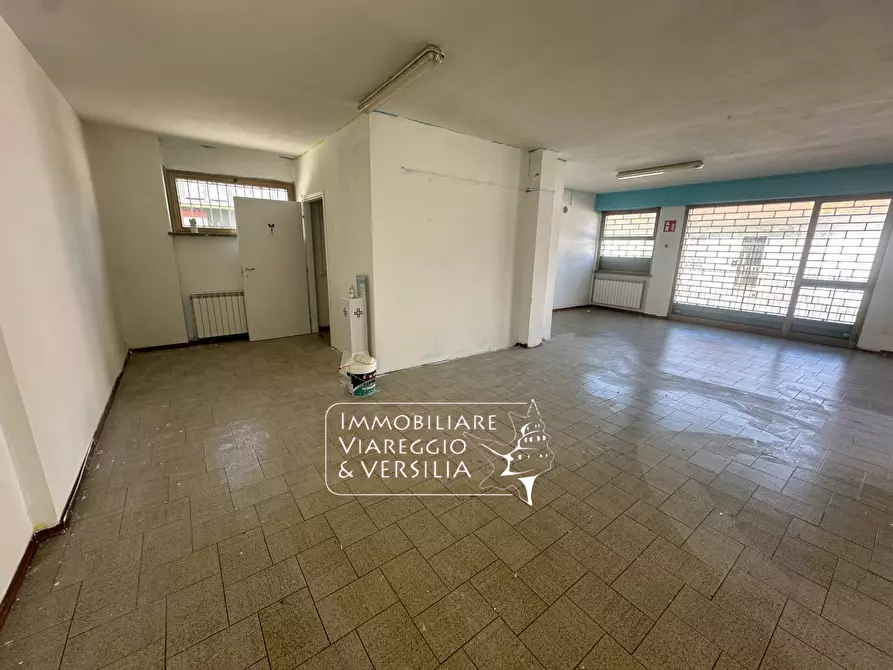Immagine 16 di Negozio in vendita  in via Vetraia 7 a Viareggio