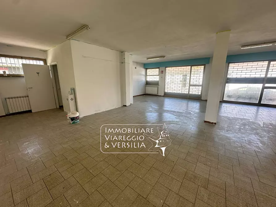 Immagine 17 di Negozio in vendita  in via Vetraia 7 a Viareggio