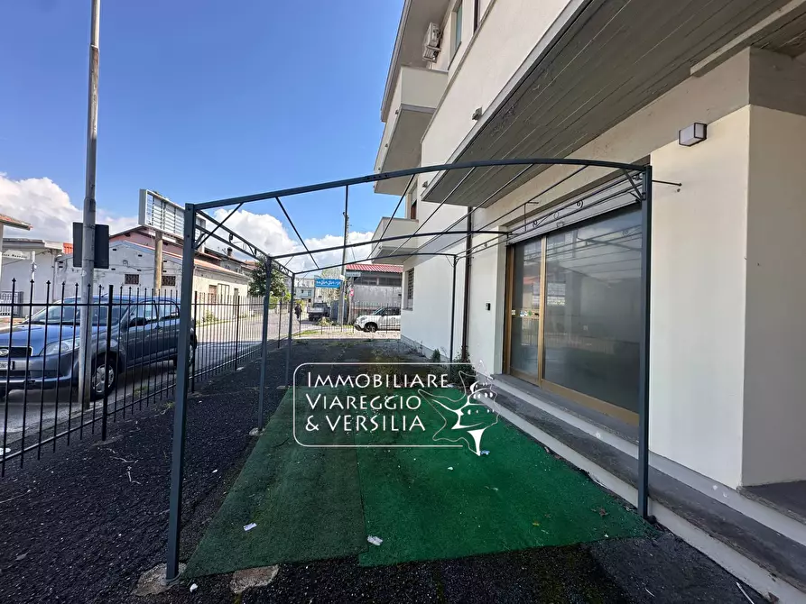 Immagine 18 di Negozio in vendita  in via Vetraia 7 a Viareggio