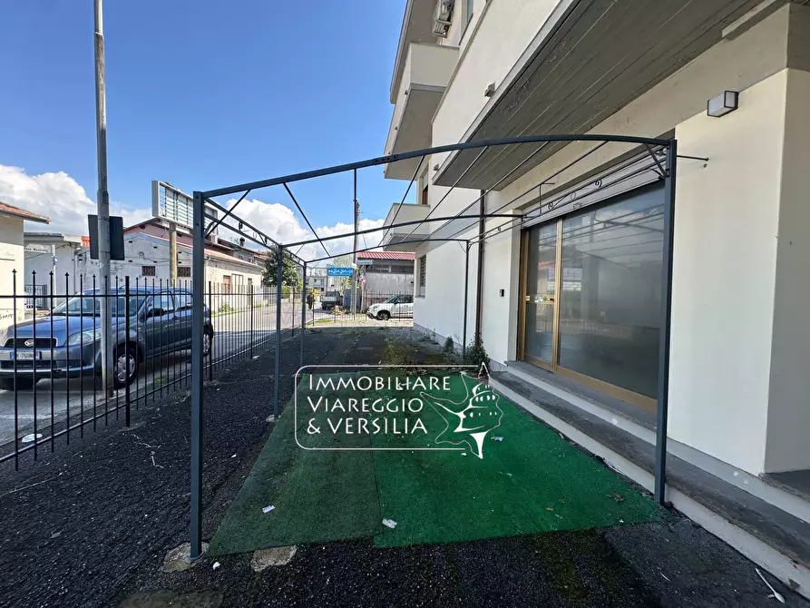 Immagine 19 di Negozio in vendita  in via Vetraia 7 a Viareggio