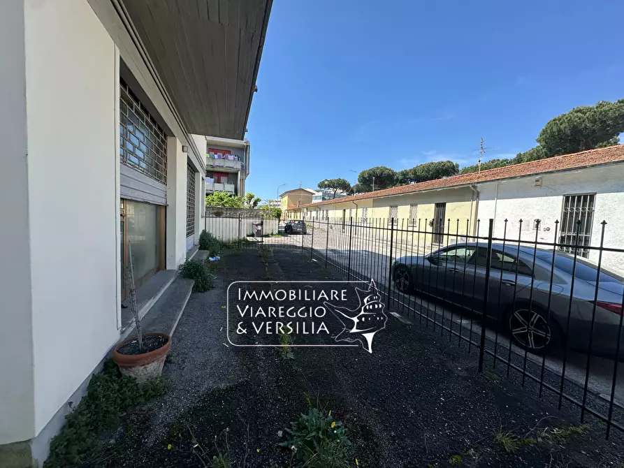 Immagine 20 di Negozio in vendita  in via Vetraia 7 a Viareggio