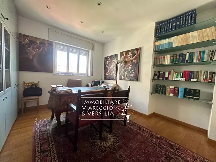 Immagine 6 di Appartamento in vendita  in viale Carducci 30 a Viareggio