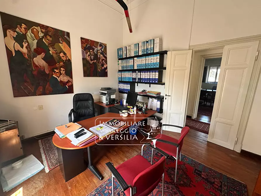 Immagine 8 di Appartamento in vendita  in viale Carducci 30 a Viareggio