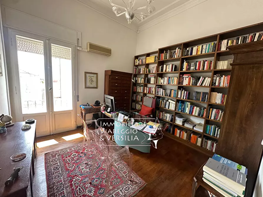 Immagine 10 di Appartamento in vendita  in viale Carducci 30 a Viareggio