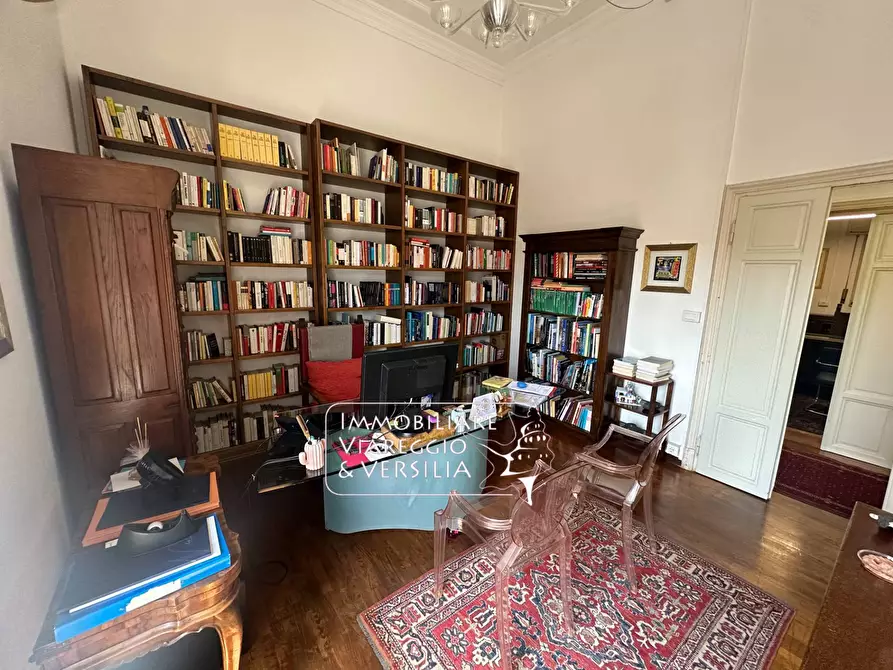 Immagine 11 di Appartamento in vendita  in viale Carducci 30 a Viareggio