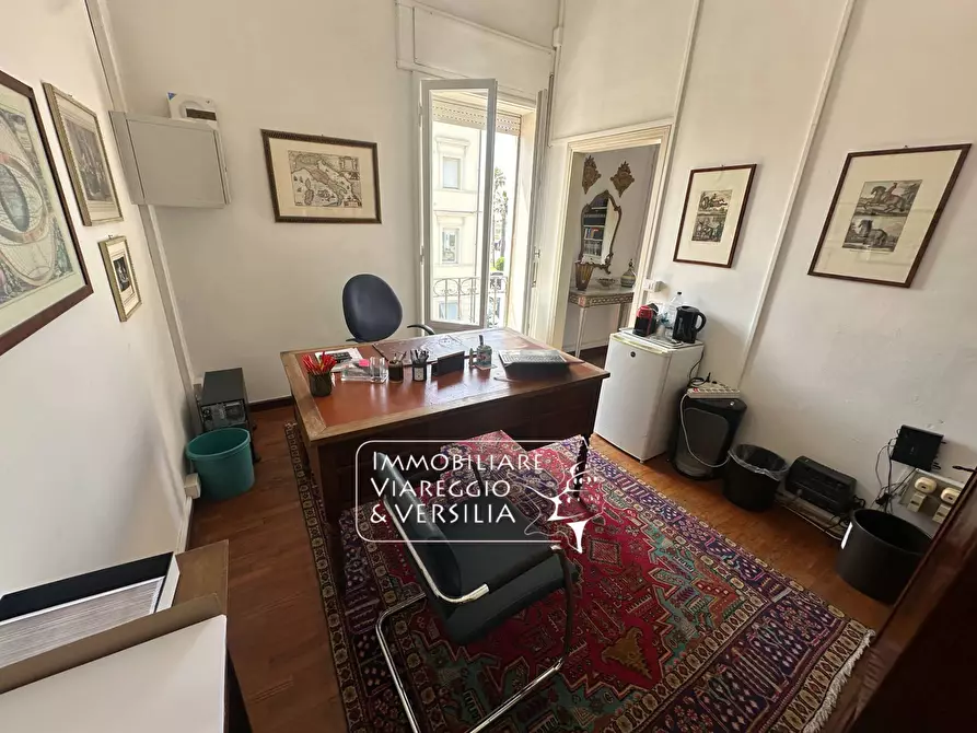 Immagine 12 di Appartamento in vendita  in viale Carducci 30 a Viareggio