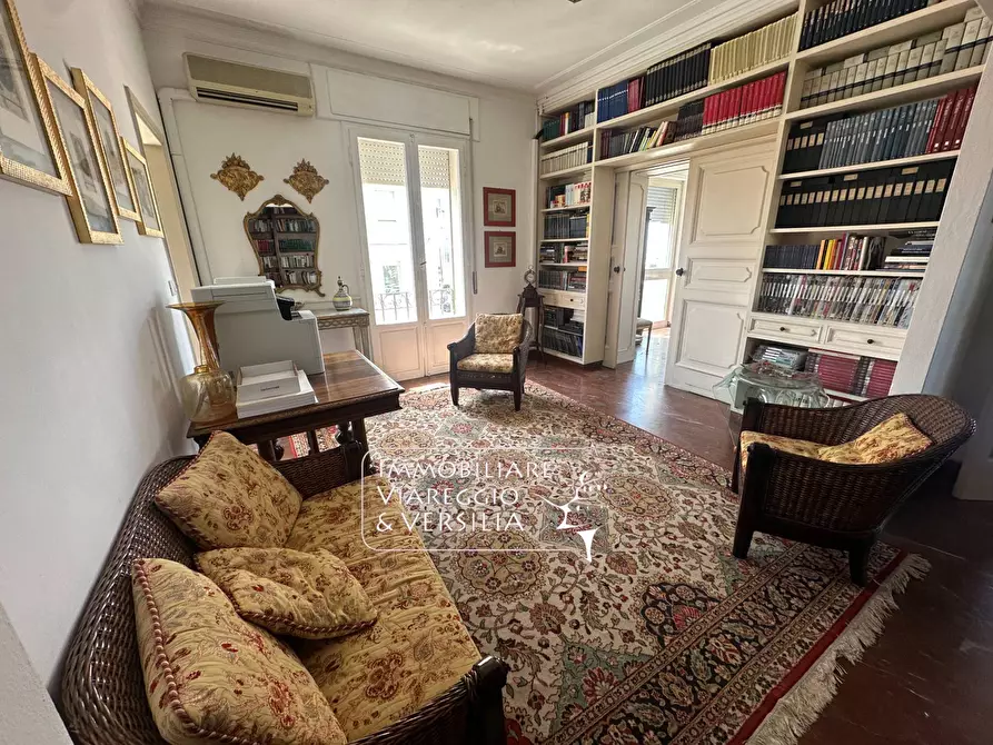 Immagine 16 di Appartamento in vendita  in viale Carducci 30 a Viareggio