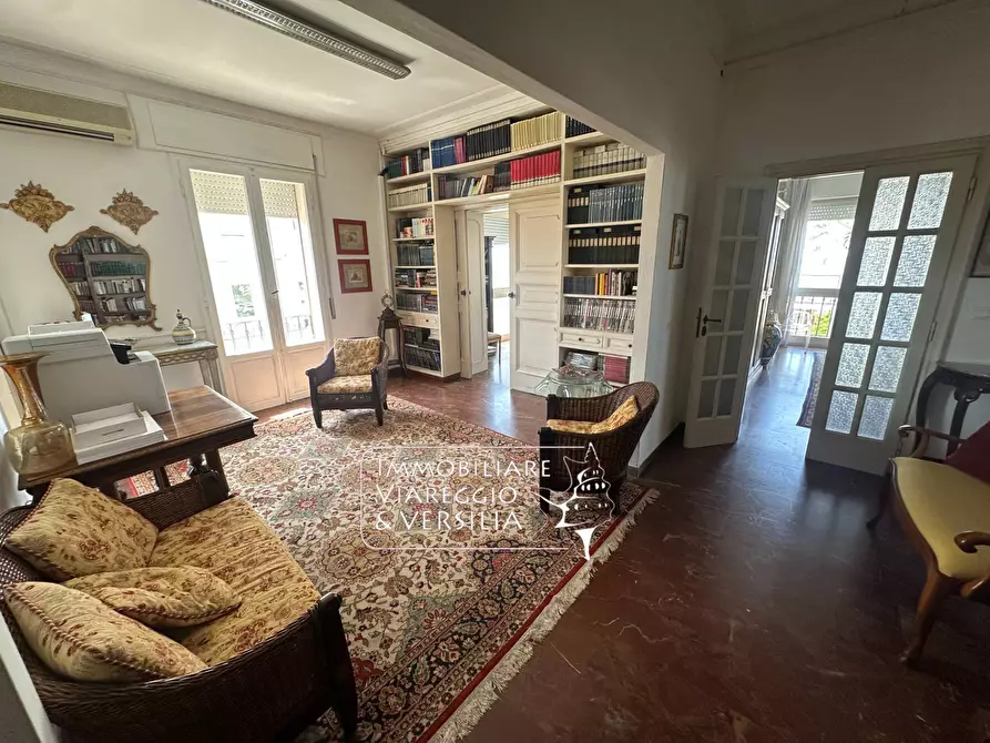 Immagine 4 di Appartamento in vendita  in viale Carducci 30 a Viareggio