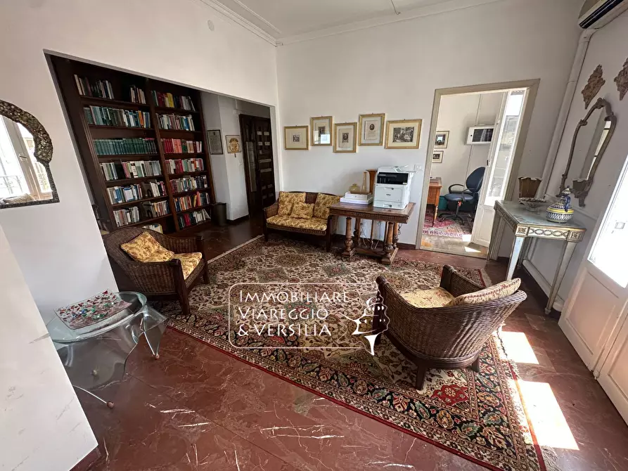 Immagine 14 di Appartamento in vendita  in viale Carducci 30 a Viareggio