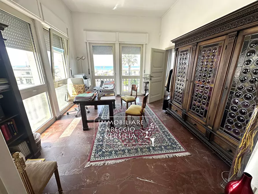 Immagine 9 di Appartamento in vendita  in viale Carducci 30 a Viareggio