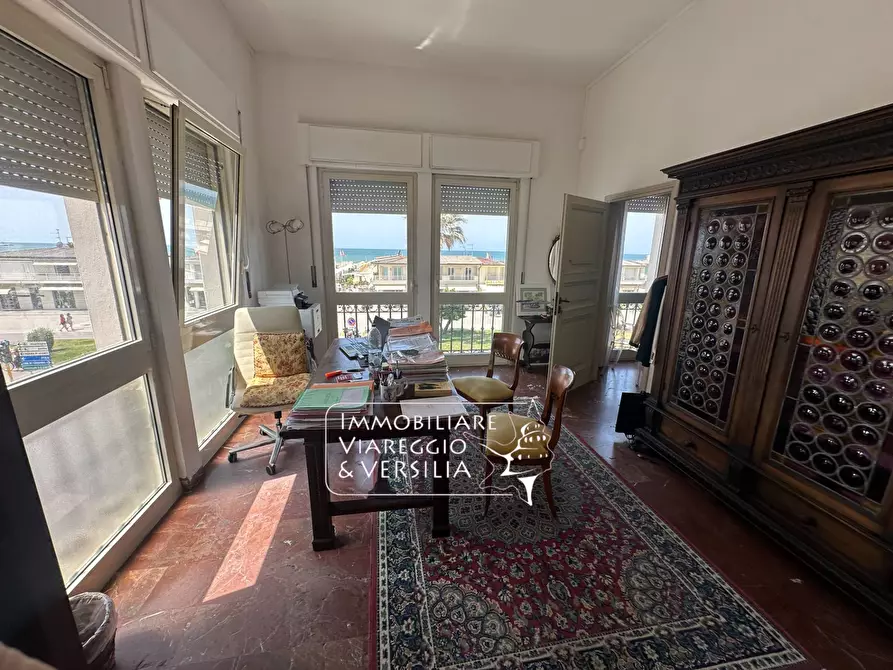 Immagine 3 di Appartamento in vendita  in viale Carducci 30 a Viareggio