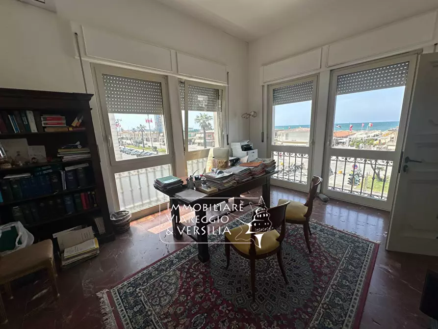 Immagine 13 di Appartamento in vendita  in viale Carducci 30 a Viareggio