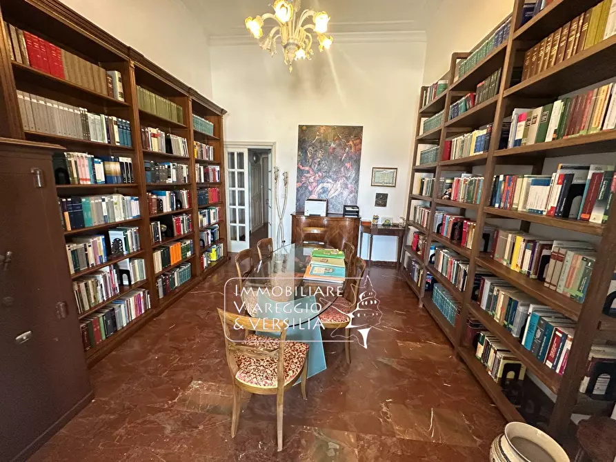 Immagine 18 di Appartamento in vendita  in viale Carducci 30 a Viareggio