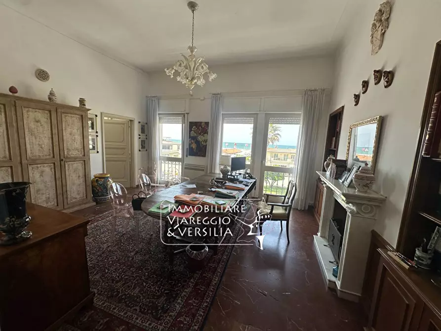 Immagine 5 di Appartamento in vendita  in viale Carducci 30 a Viareggio
