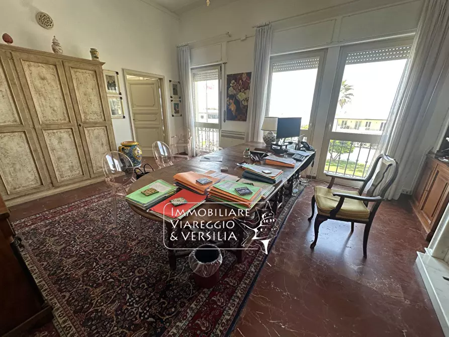 Immagine 2 di Appartamento in vendita  in viale Carducci 30 a Viareggio