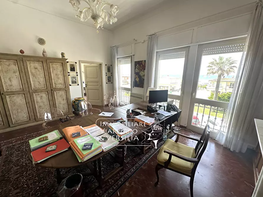 Immagine 7 di Appartamento in vendita  in viale Carducci 30 a Viareggio