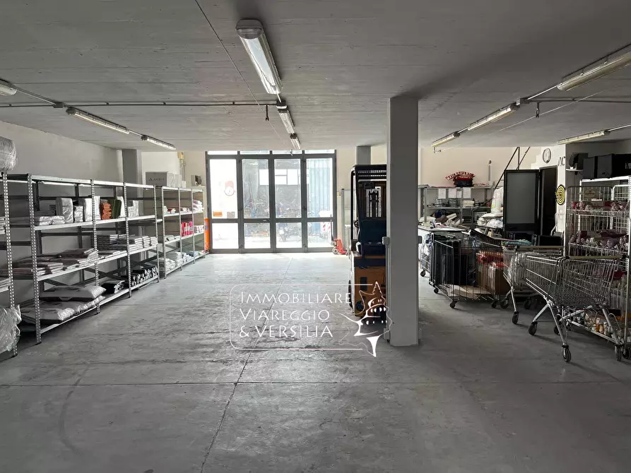 Immagine 1 di Magazzino in affitto  in via dei Peecchi a Viareggio