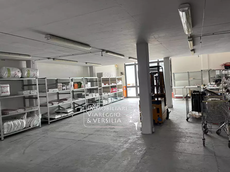 Immagine 2 di Magazzino in affitto  in via dei Peecchi a Viareggio
