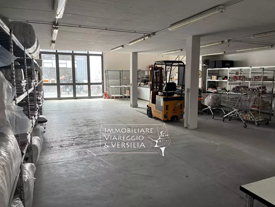 Immagine 12 di Magazzino in affitto  in via dei Peecchi a Viareggio
