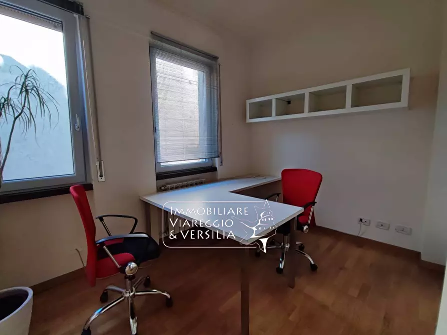 Immagine 1 di Capannone industriale in affitto  a Viareggio