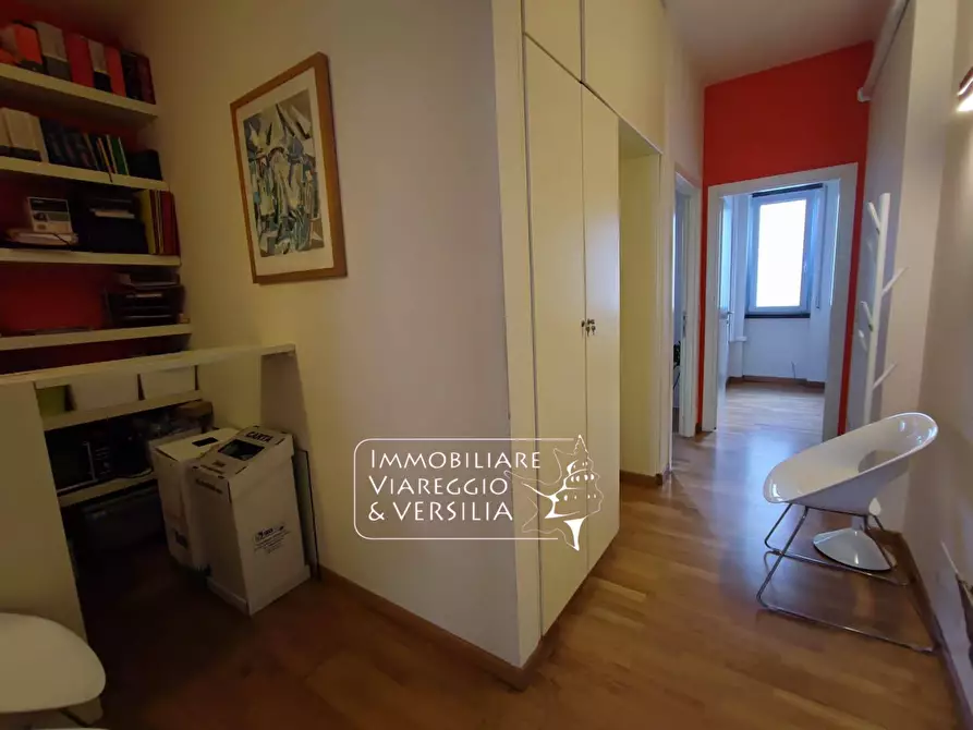 Immagine 2 di Capannone industriale in affitto  a Viareggio