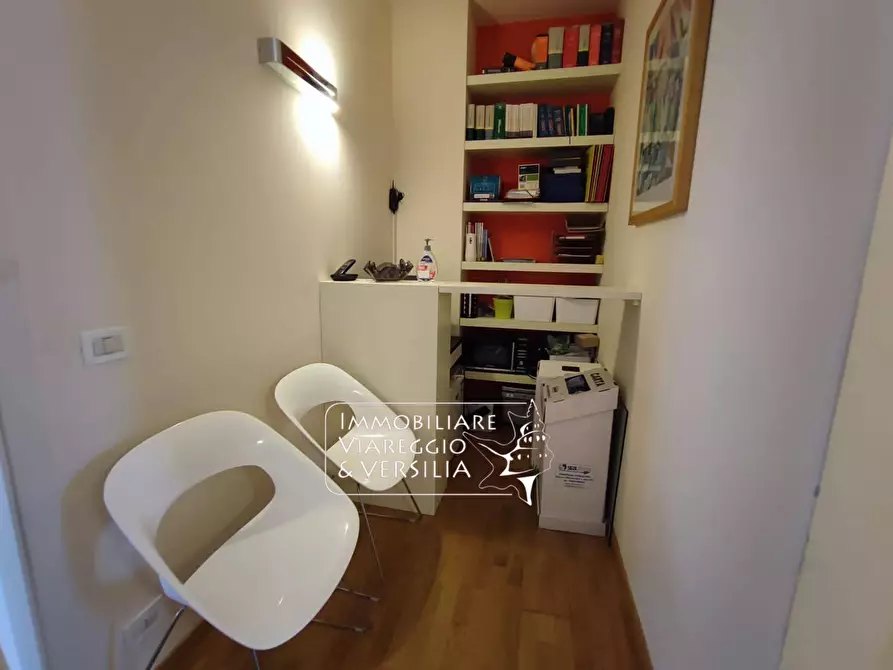 Immagine 3 di Capannone industriale in affitto  a Viareggio