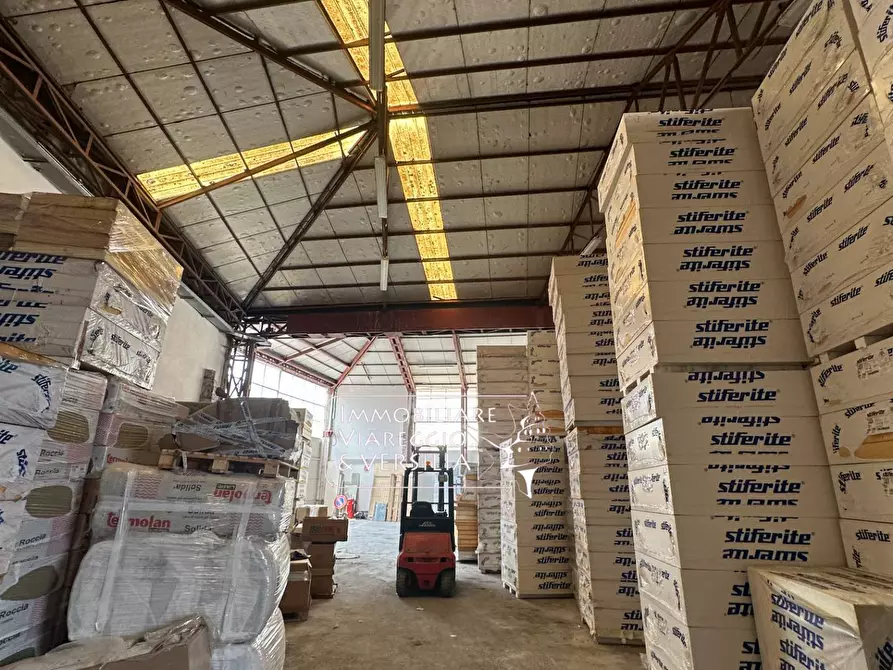 Immagine 7 di Magazzino in vendita  in via Virgilio 200 a Viareggio