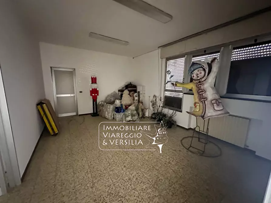 Immagine 9 di Magazzino in vendita  in via Virgilio 200 a Viareggio