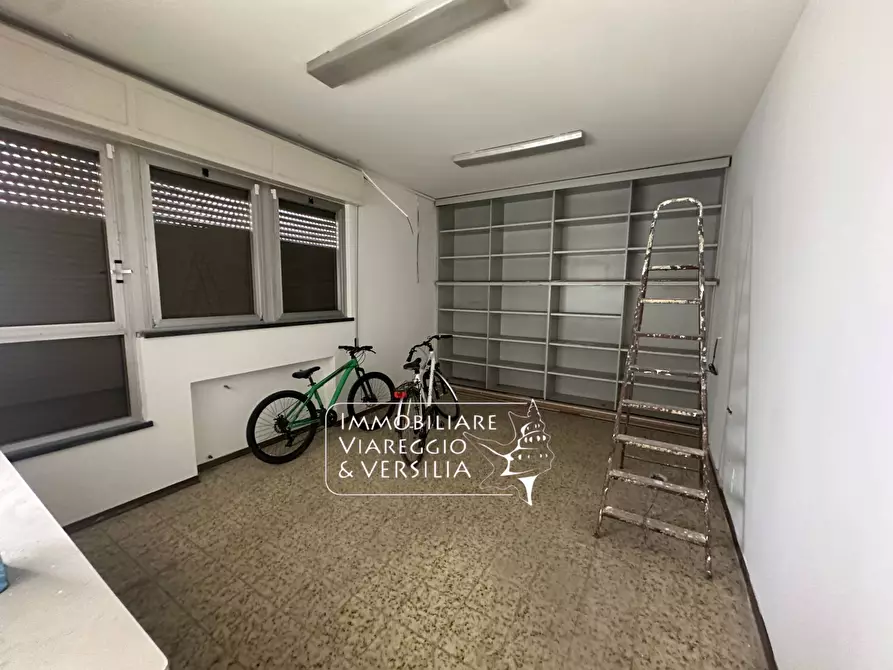Immagine 10 di Magazzino in vendita  in via Virgilio 200 a Viareggio