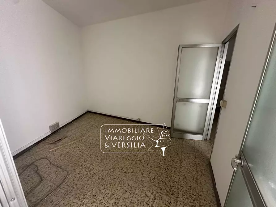 Immagine 13 di Magazzino in vendita  in via Virgilio 200 a Viareggio