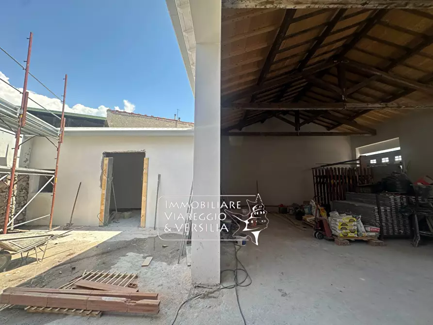 Immagine 4 di Magazzino in affitto  in Virgilio 20 a Viareggio