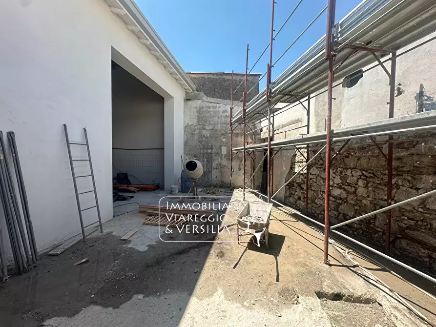 Immagine 8 di Magazzino in affitto  in Virgilio 20 a Viareggio